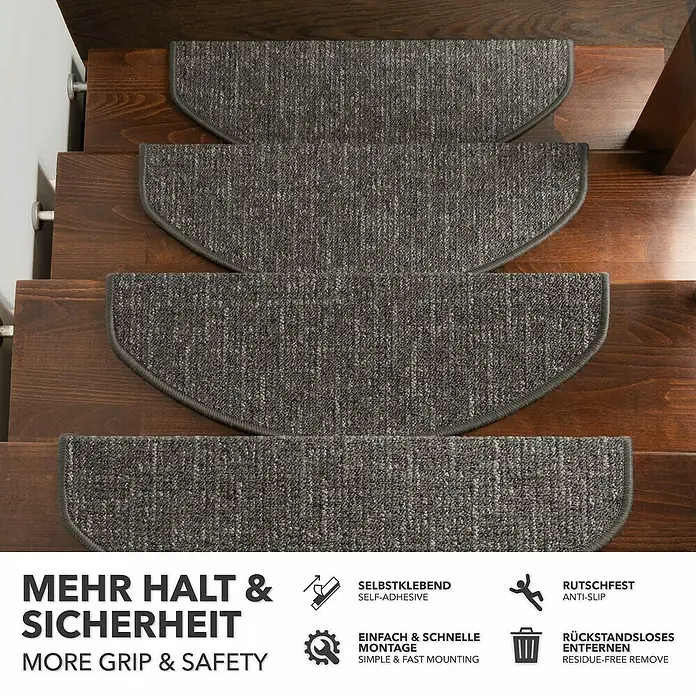 Stufenmatte Alto - 65 x 23,5 cm, Anthrazit, Halbrund - Nahaufnahme von grauen, halbmondförmigen Treppenmatten auf einer Holztreppe. Sie bieten mehr Halt und Sicherheit.