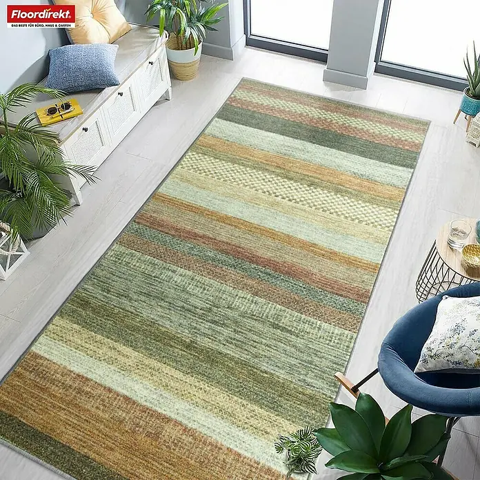Teppichläufer Naxos - Beige/Rot, 400 x 80 cm, 100 % Polyamid - Ein gestreifter Teppich in warmen Erd- und Grüntönen liegt in einem hellen Raum. Der Teppich ist der Mittelpunkt dieses einladenden Wohnbereichs.