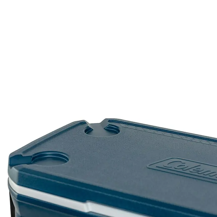 Coleman Kühlbox 52QT Xtreme™ - L x B x H: 56 x 42 x 47 cm, Blau, 49 l - Detailaufnahme eines blauen Coleman Kühlers mit Getränkehaltern und Messskala auf dem Deckel. Ideal für Outdoor-Aktivitäten.