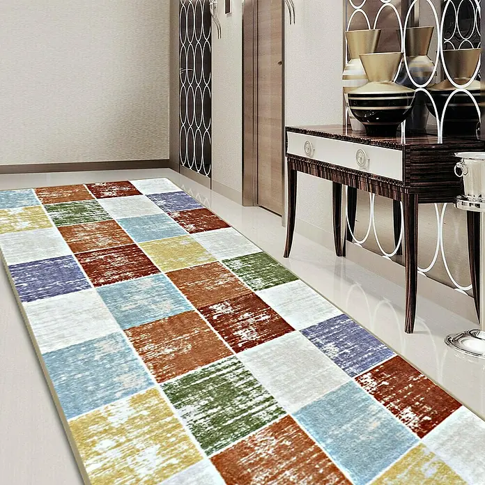 Teppichläufer Capera - Bunt, 100 x 80 cm, 100 % Polyamid - Ein bunter Teppich mit quadratischem Muster liegt in einem eleganten Flur. Das farbenfrohe Design belebt den Raum.