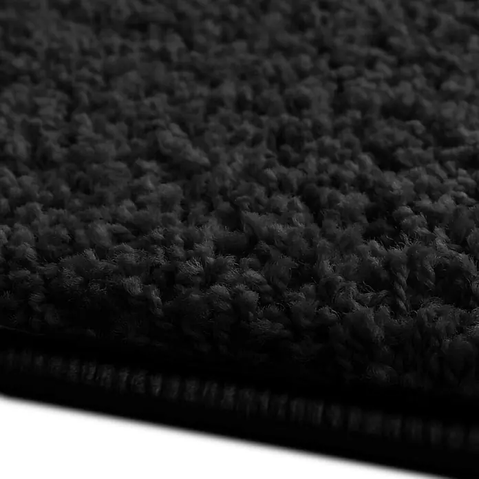 Hochflorteppich Barcelona - Schwarz, 450 x 200 cm, 100 % Polypropylen - Nahaufnahme eines schwarzen Teppichs, der eine weiche Textur und dichte Fasern aufweist, ideal für Komfort und Wärme.