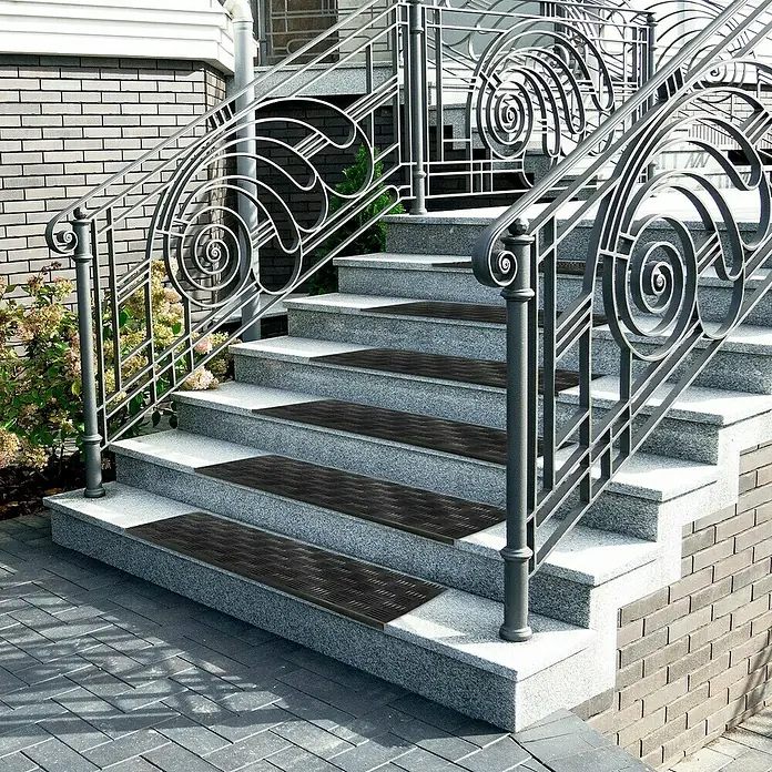 Stufenmatte Madra - 65 x 25 cm, 100 % Gummi, Schwarz - Treppenstufen mit schwarzen Antirutschmatten auf Granitstufen und kunstvollem Metallgeländer für mehr Sicherheit und Eleganz.