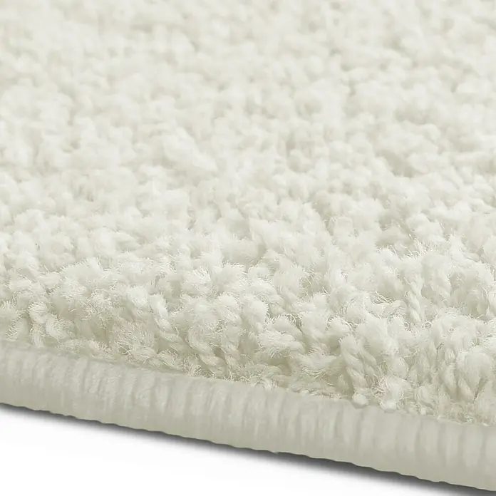 Hochflorteppich Barcelona - Creme, 200 x 200 cm, 100 % Polypropylen - Nahaufnahme eines flauschigen, cremefarbenen Badteppichs mit weicher Textur und sauberem Rand.