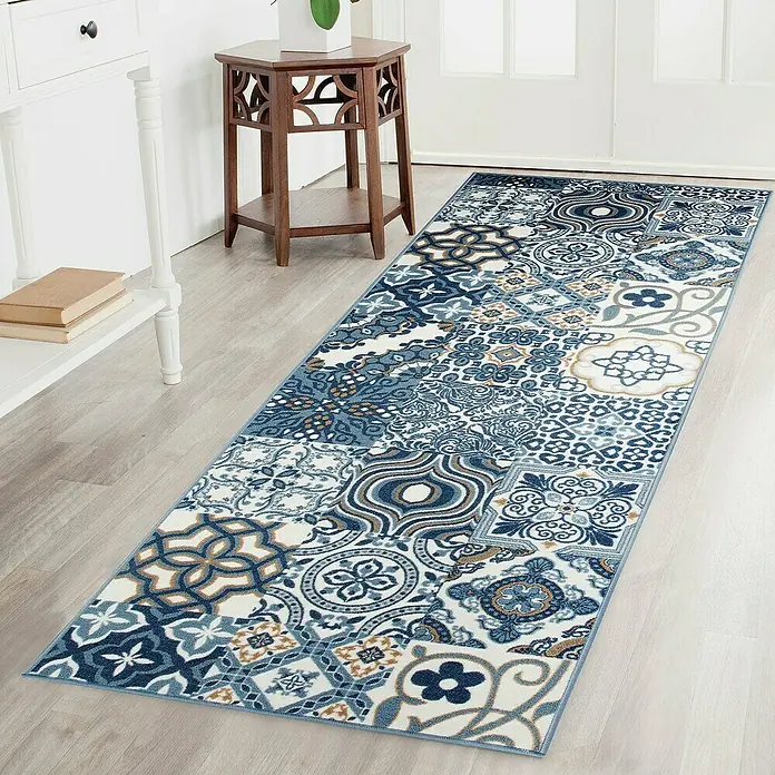 Teppichläufer Newport - Blau, 250 x 80 cm, 100 % Polyamid - Detailaufnahme eines Patchwork-Läufers in Blau- und Beigetönen mit orientalischen Mustern. Perfekt für Flur oder Küche.
