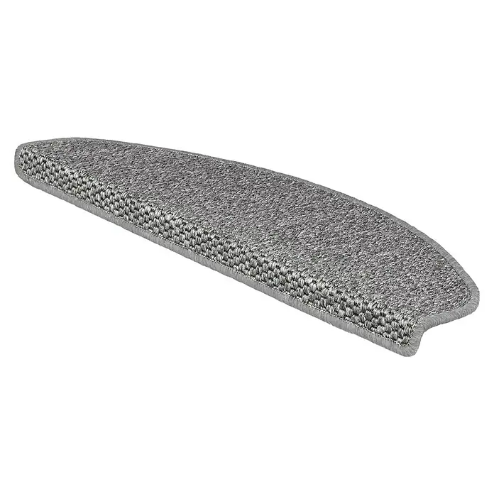 Stufenmatte Kalkutta - 65 x 23,5 cm, Silber, Halbrund - Detailaufnahme einer einzelnen, grauen Teppichstufe mit abgerundeter Kante und dichter Textur. Ideal zum Schutz und zur Verschönerung Ihrer Treppe.