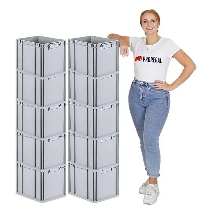 Proregal Euroboxen-Set 10x Eurobox NextGen Economy mit Scharnierdeckel und grünen Verschlüssen - Kunststoff, Grau, 10 Stk. - Das Bild zeigt zwei Stapel grauer Proregal-Aufbewahrungsboxen, neben denen eine Frau in Jeans und T-Shirt steht.
