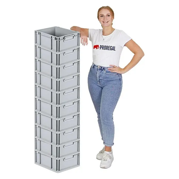 Proregal Euroboxen-Set 10x Eurobox NextGen Economy mit Auflagedeckel und 4x Verschlüsse Rot - L x B x H: 40 x 30 x 17 cm, Kunststoff, Grau, 10 Stk. - Frau, die neben einem Stapel grauer Kunststoffkisten steht.