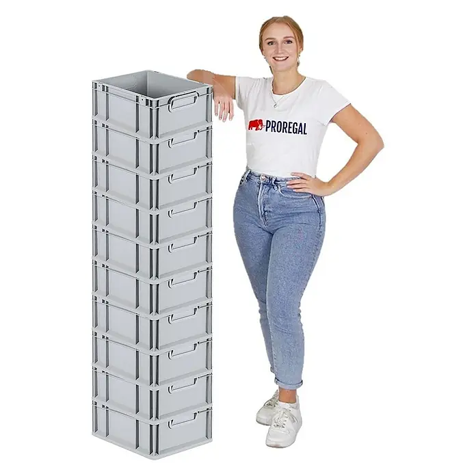 Proregal Euroboxen-Set 10x Eurobox NextGen Economy mit Auflagedeckel und 4x Verschlüsse Schwarz - Kunststoff, Grau, 10 Stk. - Die Frau posiert neben einem Stapel grauer Kunststoffbehälter, die sich ideal zur Aufbewahrung und Organisation eignen.