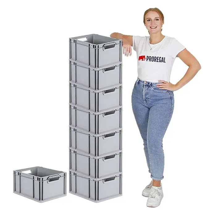 Proregal Euroboxen-Set 8x Eurobox NextGen Grip mit Auflagedeckel inkl. 4 roten Verschlüssen - L x B x H: 40 x 30 x 22 cm, Kunststoff, Grau, 8 Stk. - Graue Euroboxen in verschiedenen Größen gestapelt neben einer Frau, die sich an den Boxen anlehnt. Vielseitig und stabil.