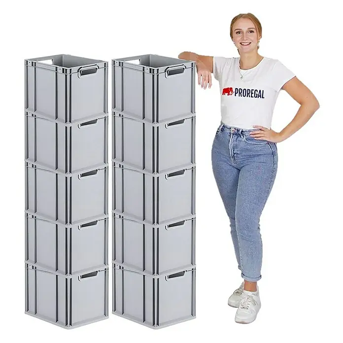 Proregal Euroboxen-Set 10x Eurobox NextGen Grip mit Auflagedeckel inkl. 4 grünen Verschlüssen - Kunststoff, Grau, 10 Stk. - Graue Lagerboxen von Proregal im Stapel, mit einer Frau zur Größenanzeige. Die idealen Boxen zur Lagerung und Organisation.