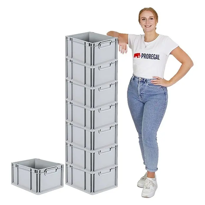 Proregal Euroboxen-Set 8x Eurobox NextGen Economy mit Auflagedeckel und 4x Verschlüsse Schwarz - Kunststoff, Grau, 8 Stk. - Ein Stapel grauer Proregal-Lagerkästen neben einer Frau mit einem Proregal-T-Shirt.