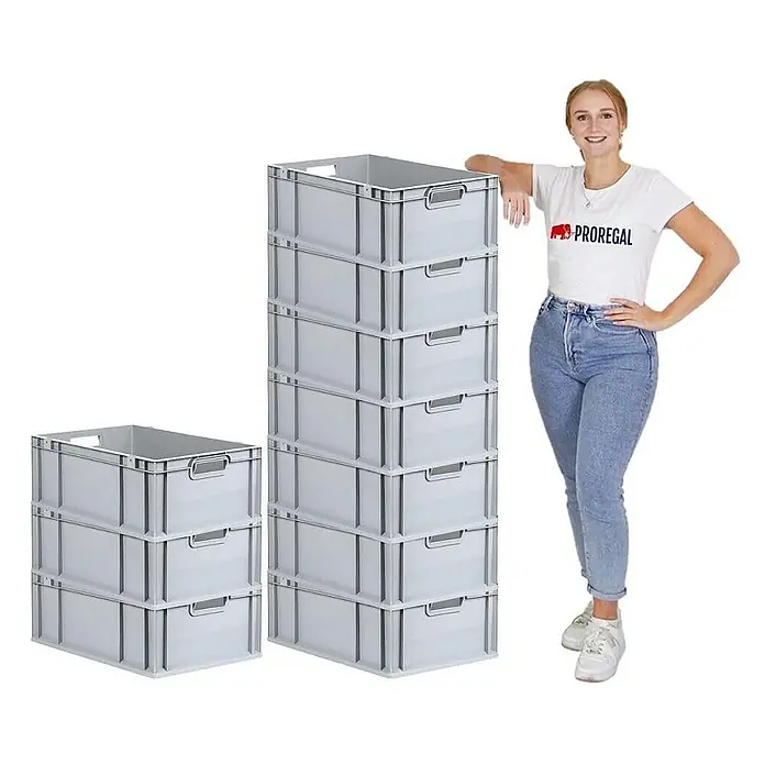 Proregal Euroboxen-Set 10x Eurobox NextGen Economy mit Scharnierdeckel und blauen Verschlüssen - L x B x H: 60 x 40 x 22 cm, Kunststoff, Grau, 10 Stk. - Graue Lagerboxen mit stabilen Wänden und praktischen Griffen, gestapelt neben einer Frau, ideal für Ordnung und Lagerung.