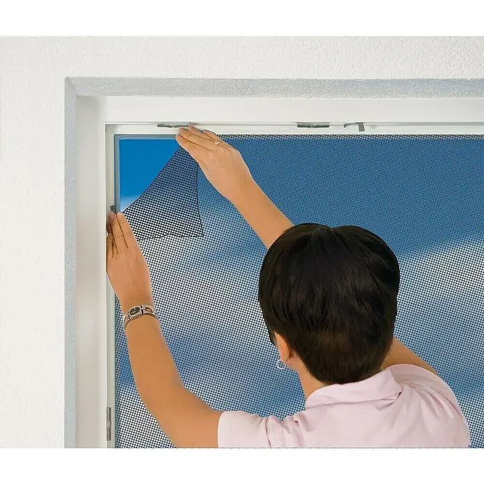 Easy Life Insektenschutzfenster XL - B x H: 130 x 220 cm, Farbe Netz: Anthrazit, Montage Insektengitter: Ankletten - Fensterrahmen mit Fliegengitter, das von einer Person angebracht wird, um Insekten fernzuhalten und frische Luft hereinzulassen.
