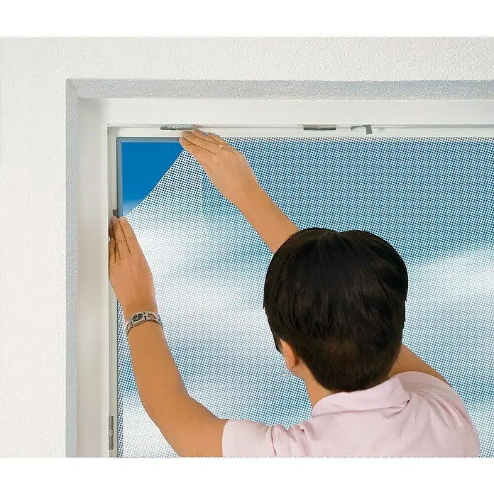 Easy Life Insektenschutzfenster XL - B x H: 130 x 220 cm, Farbe Netz: Weiß, Montage Insektengitter: Ankletten - Fenster mit Fliegengitter: Eine Person befestigt ein weißes Fliegengitter an einem weißen Fensterrahmen, um Insekten fernzuhalten.