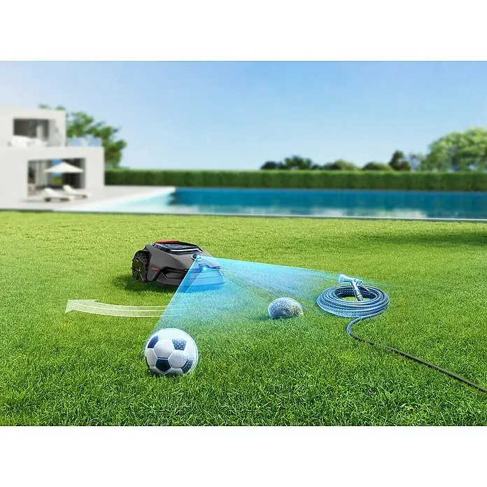 Mova Mähroboter Lidax Ultra 1000 - 1.000 m², Schnittbreite: 20 cm, Kamera-gestützte Navigation, LiDAR - Ein Rasenmähroboter umfährt Hindernisse wie einen Ball, einen Stein und einen Schlauch auf einem grünen Rasen.