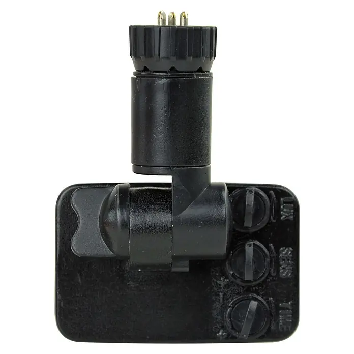 E2 elektro Bewegungsmelder Pro - Reichweite Sensor: 10 m, Erfassungswinkel Sensor: 120 °, L x B x H: 58 x 43 x 59 mm - Nahaufnahme eines schwarzen Bewegungsmelders mit Einstellknöpfen für LUX, SENS und TIME, der an einer weißen Leitung befestigt ist.