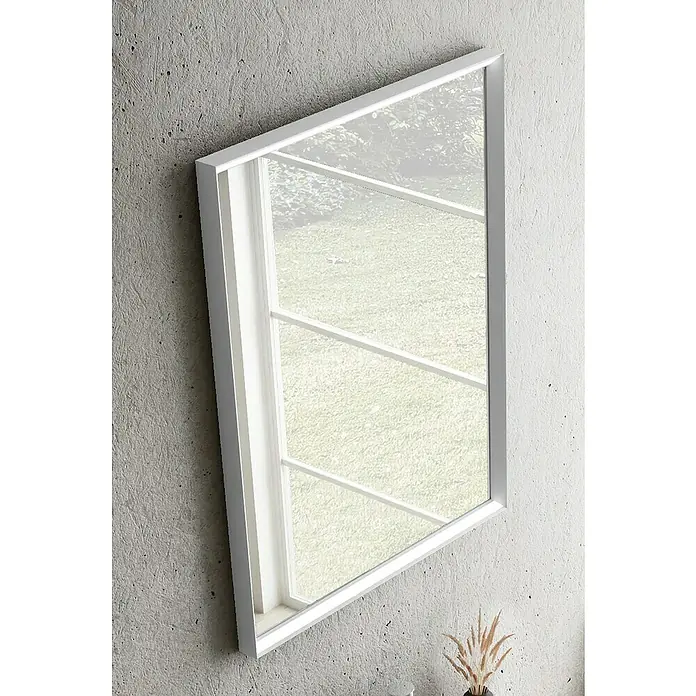 Camargue Pura LED-Lichtspiegel - 60 x 4,5 cm, Weiß - Ein weiß gerahmter Spiegel hängt an einer grauen Wand und reflektiert einen Garten, der Eleganz und Helligkeit in den Raum bringt.