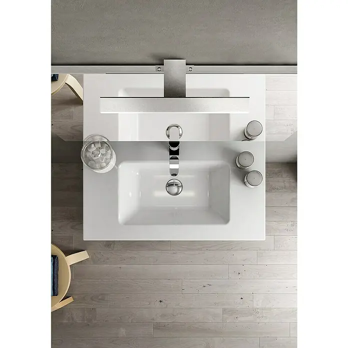 Camargue Pull Aufsatzwaschbecken - 80 x 45,5 cm, Weiß - Blick von oben auf ein modernes Waschbecken mit Armatur, Seife und Deko auf einem Holzboden. Das schlichte Design prägt das Gesamtbild.
