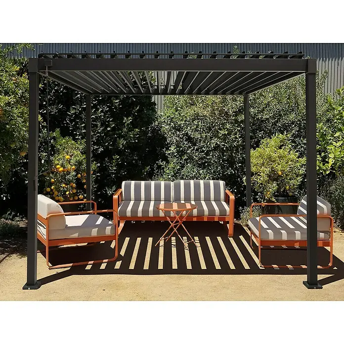 Mirador Pergola Solid 80 - B x T: 400 x 300 cm, Anthrazit, Material Gestell: Stahl - Bild einer modernen Pergola mit stilvollen Gartenmöbeln. Die Pergola spendet Schatten und die Möbel laden zum Verweilen ein.