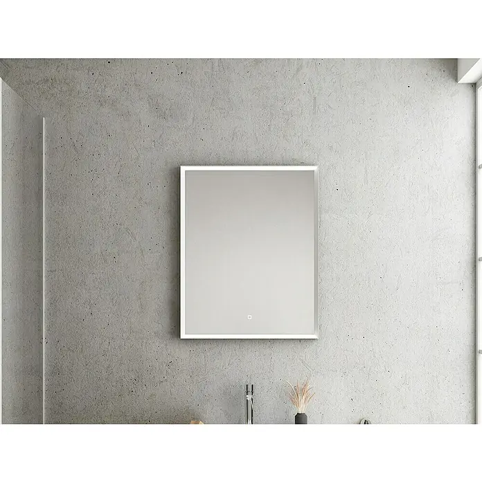 Camargue Pura LED-Lichtspiegel - 60 x 4,5 cm, Weiß - Ein quadratischer Spiegelschrank mit LED-Beleuchtung hängt an einer grauen Wand über einem Waschbecken. Ideal für jedes moderne Badezimmer.