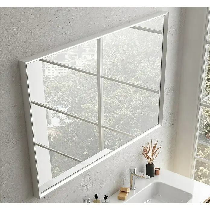 Camargue Pura LED-Lichtspiegel - 120 x 4,5 cm, Weiß - Das Bild zeigt einen modernen rechteckigen Spiegel mit einem weißen Rahmen, der an einer Badezimmerwand hängt und ein Fensterdesign imitiert.
