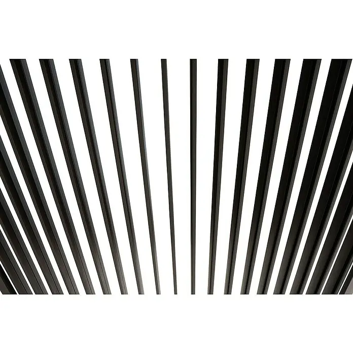 Mirador Pergola Classic 111 - B x T: 300 x 300 cm, Anthrazit, Material Gestell: Aluminium - Ein Blick auf eine moderne Decke mit schwarzen Lamellen und hellen Zwischenräumen, die ein stilvolles und minimalistisches Design erzeugt.