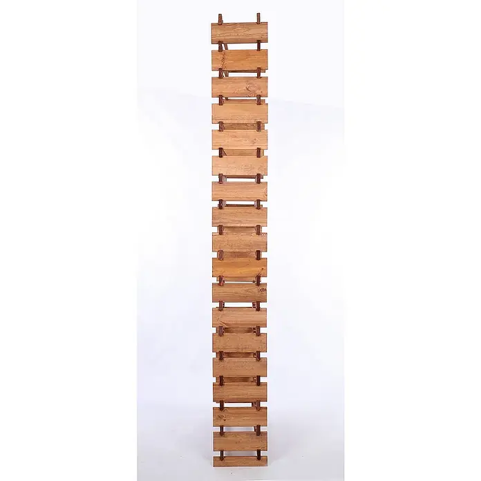 Proregal Flaschenregal Weinregal VINOTECA FLEX PRO für 144 Flaschen - L x B x H: 28 x 84 x 247 cm, Holz, Anzahl Böden: 18 Stk. - Diese Aufnahme zeigt ein Regal aus hellbraunem Holz mit gleichmäßig angeordneten Brettern und dunkleren Verbindungsstücken.