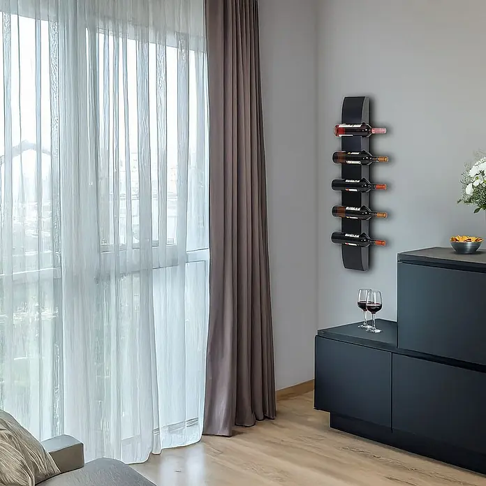 Berlinlodge Flaschenregal Weinregal für 5 Flaschen - L x B x H: 9 x 13 x 99 cm, Holz - Eine moderne, schwarze Weinregal-Wandhalterung mit mehreren Weinflaschen, die an einer Wand über einem eleganten Schrank befestigt ist.
