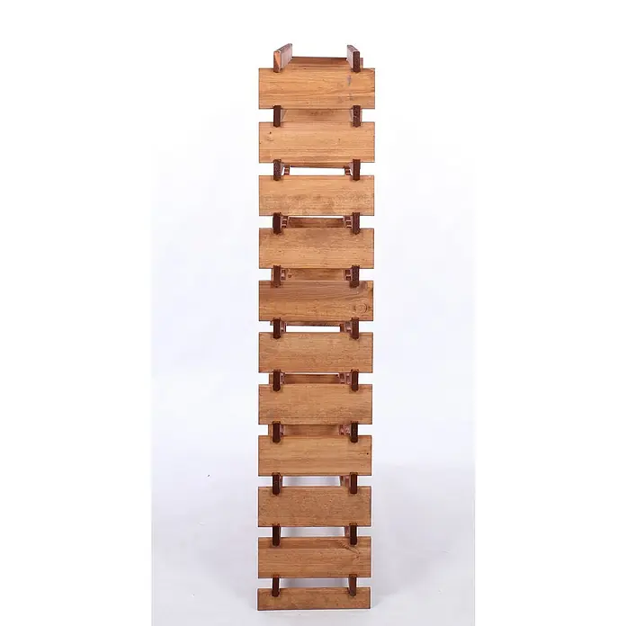 Proregal Flaschenregal Weinregal VINOTECA FLEX PRO für 110 Flaschen - L x B x H: 28 x 103 x 149 cm, Holz - Nahaufnahme eines hölzernen Weinregals mit rustikalem Charme, ideal für die stilvolle Lagerung Ihrer Weinsammlung.