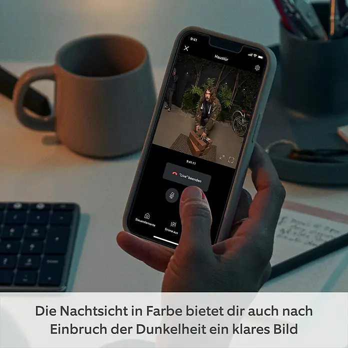 Ring Türklingel mit Kamera Pro Akku - 1.536 x 1.536 Pixel, 2,8 x 6,2 x 12,8 cm - Überwachungskamera-Ansicht auf einem Smartphone. Die Farbnachtsicht bietet auch nach Einbruch der Dunkelheit ein klares Bild.