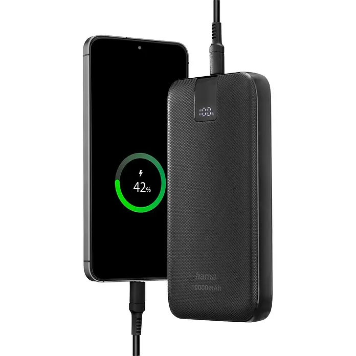 Hama Powerbank PD 10 2 x USB-C, 1 x USB-A - 10 Ah, Schwarz, 4,5 h - Ein schwarzer Hama-Akku lädt ein Smartphone auf, das einen Ladestand von 42 % anzeigt. Der Akku selbst zeigt 100 % an.