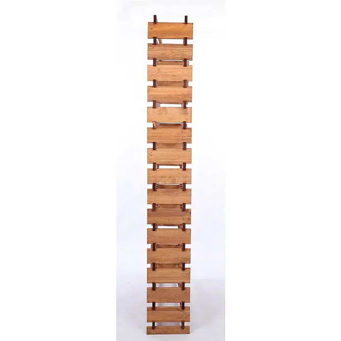 Proregal Flaschenregal Weinregal VINOTECA FLEX PRO für 160 Flaschen - L x B x H: 28 x 103 x 219 cm, Holz, Anzahl Böden: 16 Stk. - Naheaufnahme eines Holzregals mit hellem Holz und dunkleren Holzverbindungsstücken. Es ist ein rustikales und dekoratives Möbelstück.