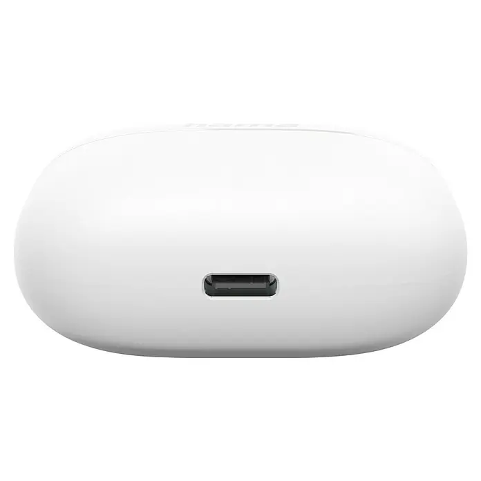 Hama In Ear Kopfhörer Freedom Light II - Weiß - Nahaufnahme der Unterseite eines kabellosen Kopfhörergehäuses mit einem USB-C-Anschluss zum Aufladen des Geräts.