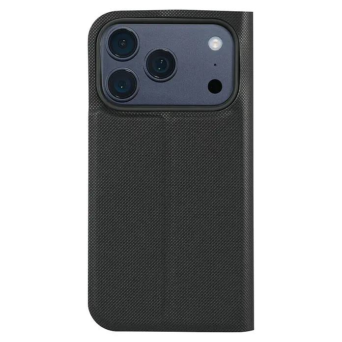 Hama Handyhülle klappbar - iPhone 17 Pro, Schwarz - Nahaufnahme einer schwarzen Handyhülle mit Textur und Kameraaussparung, die das Design und den Schutz hervorhebt.