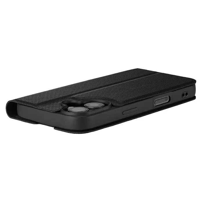 Hama Handyhülle klappbar - iPhone 16, Schwarz - Nahaufnahme einer schwarzen Handyhülle mit strukturiertem Bezug, die für zusätzlichen Schutz der Kameraobjektive entwickelt wurde.
