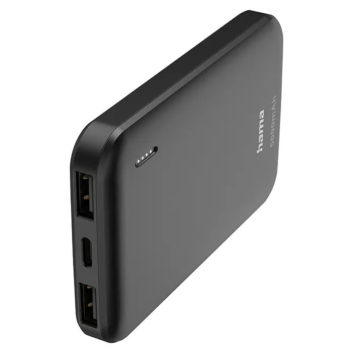 Hama Powerbank Pocket 5 - 5 Ah, Schwarz, 4,5 h - Das Bild zeigt eine schwarze Hama 5000mAh Powerbank mit Anschlüssen und Ladestandsanzeige vor einem neutralen Hintergrund.
