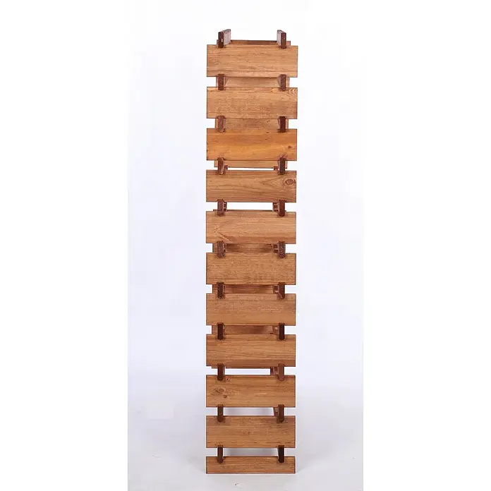 Proregal Flaschenregal Weinregal VINOTECA FLEX PRO für 88 Flaschen - L x B x H: 28 x 84 x 149 cm, Holz, Anzahl Böden: 11 Stk. - Nahaufnahme eines Holzregals mit einem schönen Farbton, das eine rustikale und natürliche Ästhetik bietet.