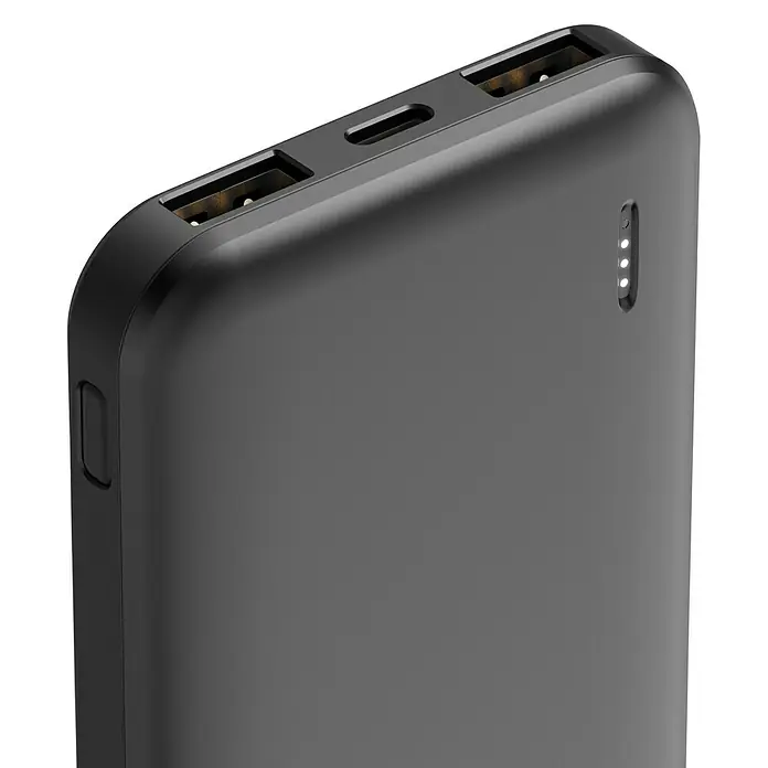 Hama Powerbank Pocket 5 - 5 Ah, Schwarz, 4,5 h - Nahaufnahme einer schwarzen Powerbank mit mehreren Anschlüssen und LED-Anzeigen, ideal zum Aufladen von Geräten unterwegs.