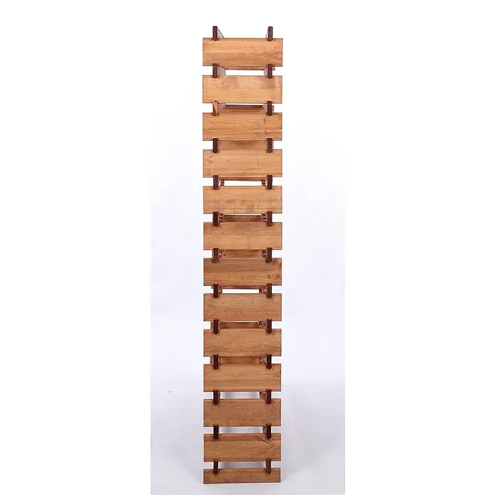 Proregal Flaschenregal Weinregal VINOTECA FLEX PRO für 130 Flaschen - Holz - Nahaufnahme eines hölzernen Weinregals mit horizontalen Leisten und vertikalen Stützen, ideal für die Weinlagerung und -präsentation.