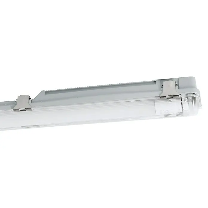 Eglo Plafón para pared y techo Basic Plus 1 - 15 W - Primer plano de una luminaria LED robusta e impermeable con clips de montaje, ideal para entornos exigentes.