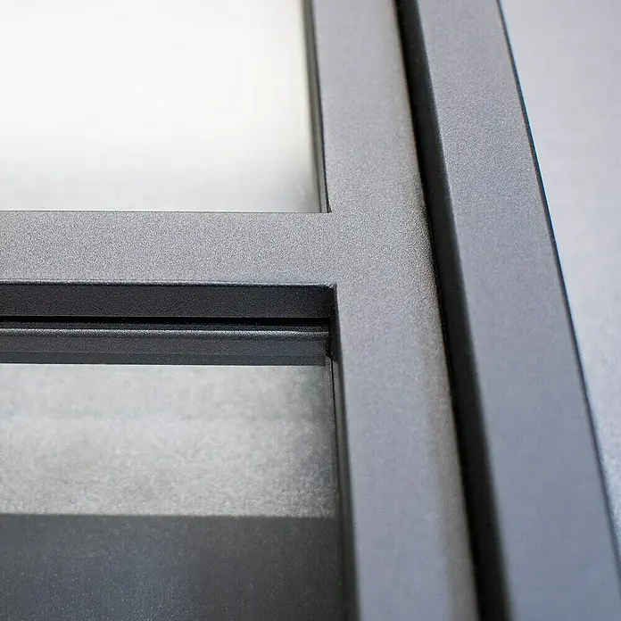 Inova Aluminiumfenster Loft Innenfenster Glas -  - Nahaufnahme eines modernen, grauen Fensterrahmens mit klaren Linien und einer glatten Oberfläche. Perfekt für stilvolle Innenräume.