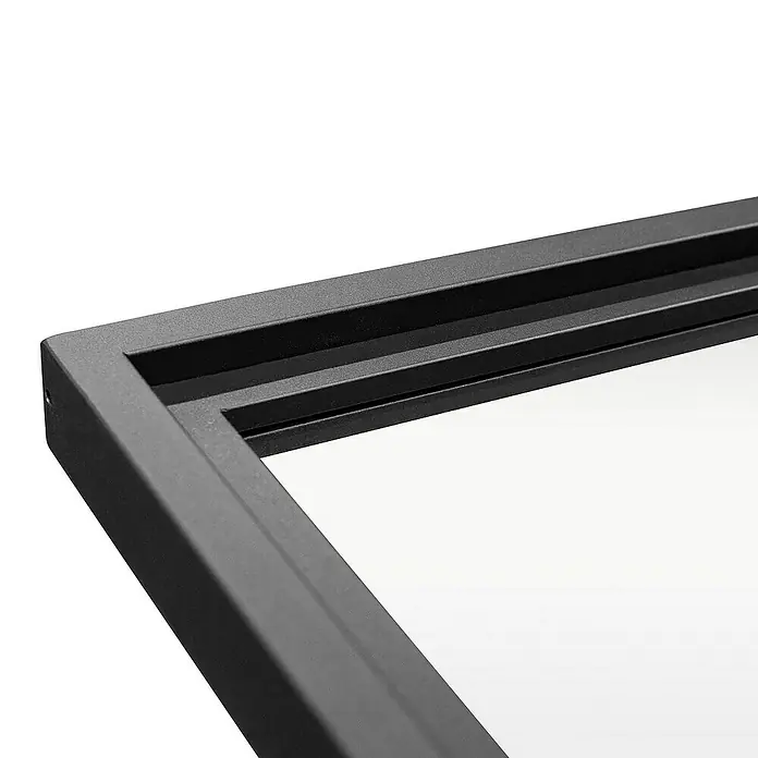 Inova Aluminiumfenster Loft Innenfenster Glas -  - Detailaufnahme eines modernen, schwarzen Rahmens, der eine klare und minimalistische Ästhetik für Bilder oder Spiegel bietet.