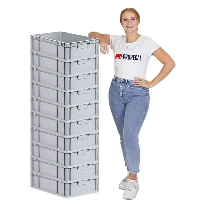 Proregal Eurobox Eurobox NextGen Grip - Kunststoff, Grau - Graue Lagerboxen gestapelt, daneben eine Frau, die sich an den Boxen anlehnt. Ideal für Lagerung und Organisation.