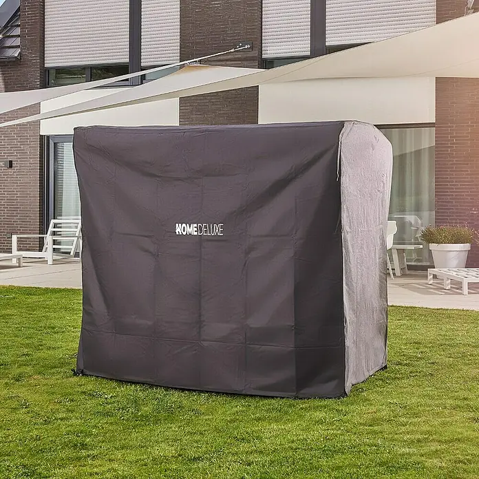 Home Deluxe Garten-Schaukelstuhl - Schwarz - Eine graue Schutzhülle der Marke "HOME DELUXE" steht auf einer grünen Rasenfläche im Freien. Sie schützt die Gartenmöbel vor Witterungseinflüssen.