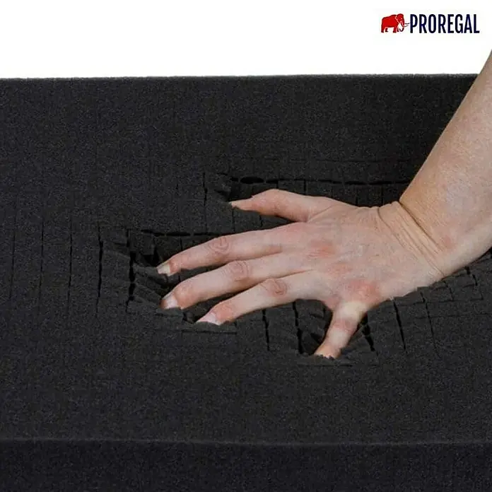 Proregal Eurobox Eurobox NextGen Portable mit Rasterschaumstoff & Schaumstoffeinlage - Kunststoff, Grau - Ein Stück schwarzer Rasterschaumstoff wird von einer Hand eingedrückt. Ideal, um Gegenstände sicher zu verpacken und zu schützen.