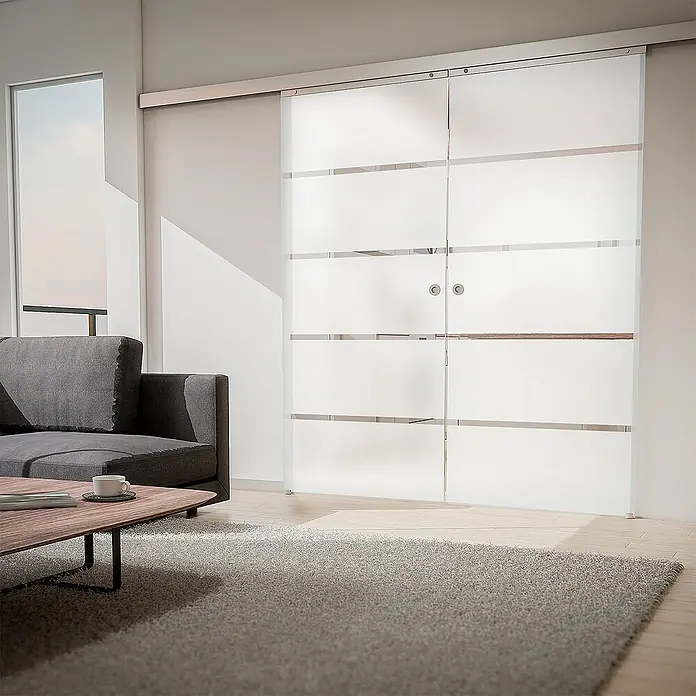 Inova Schiebetür-Komplettset Glas Komplettset Blockstreifen mit Griffmuschel + Softclose Doppelflügelig - 1.760 x 2.035 mm - Zeitgenössische Inneneinrichtung mit einer stilvollen Glasschiebetür, die dem Raum eine moderne Note verleiht.