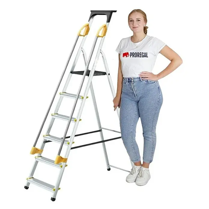 Proregal Stehleiter ATLAS mit Werkzeugablage & Handlauf - Anzahl Tritte: 6 Stk., Arbeitshöhe: 3.190 mm, Belastbarkeit: 150 kg, Aluminium - Eine Mehrzweckleiter aus Aluminium, ideal für verschiedene Aufgaben im Haushalt und in der Werkstatt, neben einer Frau.