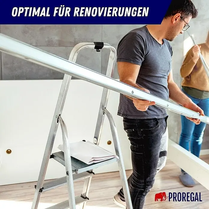 Proregal Stehleiter ATLAS mit Werkzeugablage & Handlauf - Anzahl Tritte: 6 Stk., Arbeitshöhe: 3.190 mm, Belastbarkeit: 150 kg, Aluminium - Eine Aluminium-Haushaltsleiter steht bereit für Renovierungsarbeiten, mit einer Person, die dabei hilft, eine Stange zu halten.
