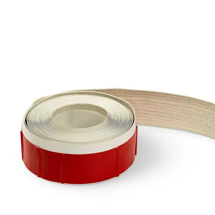 Floordirekt Sockelleiste Oslo Eiche 50 x 15 mm - 10 m - 10 m x 1,5 cm x 5 cm, PVC - Nahaufnahme einer Rolle Furnierkantenband mit roter Banderole, ideal für Möbelreparaturen und DIY-Projekte. Perfekt für professionelle Ergebnisse.