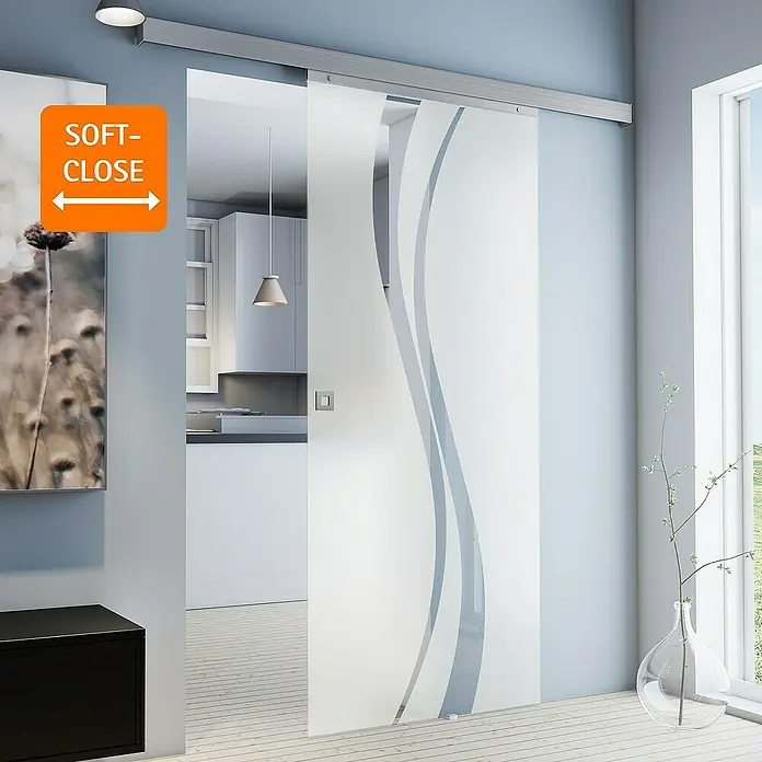 Inova Schiebetür-Komplettset Glasschiebetür ESG S teil satiniert 880 x 2035 mm mit Softclose - 880 x 2.035 mm - Das Bild zeigt eine moderne Glasschiebetür mit Soft-Close-Funktion in einem stilvollen Interieur. Sie ist mit einem eleganten Wellenmuster verziert.